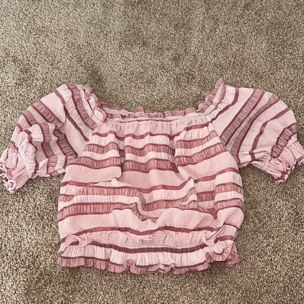 Women’s boutique cropped top with puffed arms. Size L